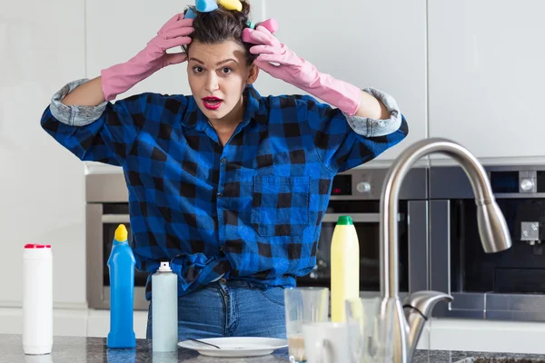 Döbbenve nő tisztítás konyha — Stock Fotó
