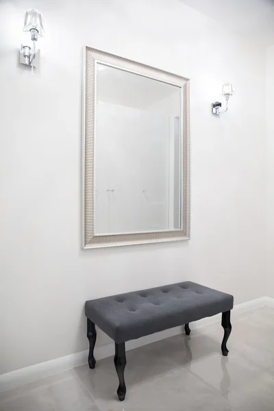 在专属的小客厅里的大镜子 — 图库照片