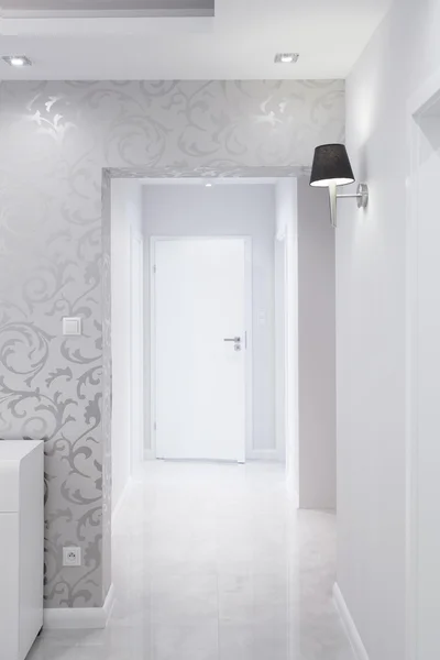 Beyaz ve gümüş koridor — Stok fotoğraf