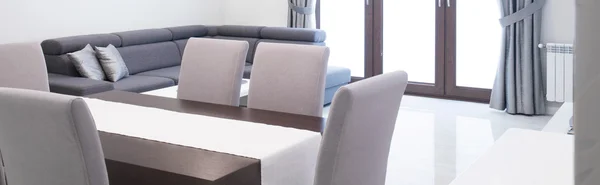 Mesa de madera en interior elegante — Foto de Stock