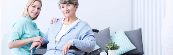 Mujer y enfermera — Foto de Stock