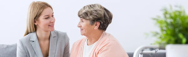 Hablando con la abuela — Foto de Stock