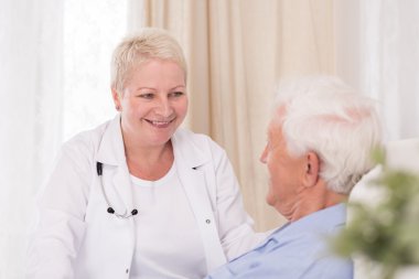 Gülümseyen doktor hastasını ziyaret