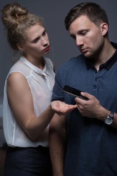 Giving back the phone — Stock Photo, Image