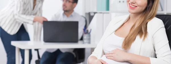 Donna incinta al lavoro — Foto Stock