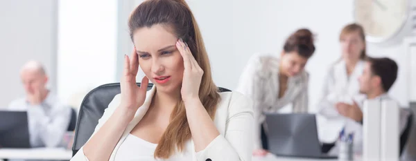 Mujer con dolor de cabeza —  Fotos de Stock