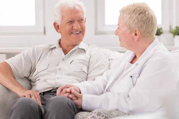 Community nurse supporting her patient — Stock Photo, Image