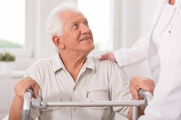 Man met een wandelende frame — Stockfoto