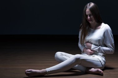 Mide ağrısı anoreksik kızla