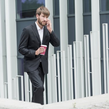 merdivenlerden yukarı yürümek