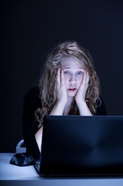 Genç kadın düşmanı tarafından zarar