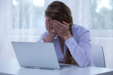 Umutsuzluk cyberbullying kurban kapsayan gözler