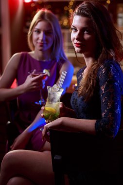 Genç kız gece kulübünde içme