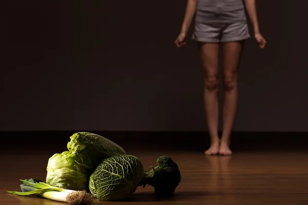 Mulher rejeitando alimentos saudáveis — Fotografia de Stock