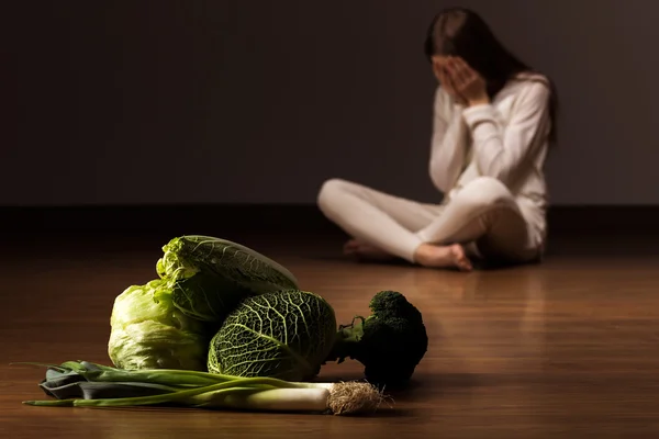 Mujer que sufre de trastorno alimentario — Foto de Stock