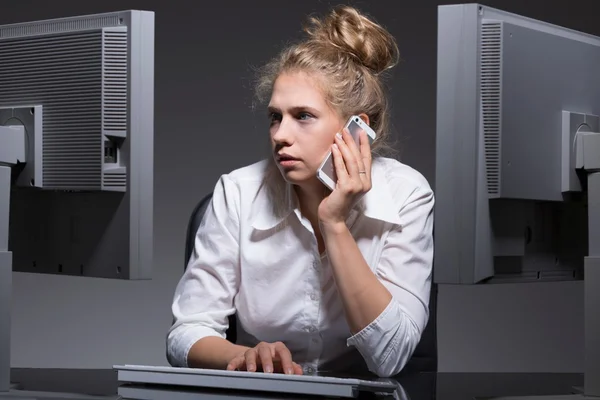 Femme célibataire accro au travail — Photo