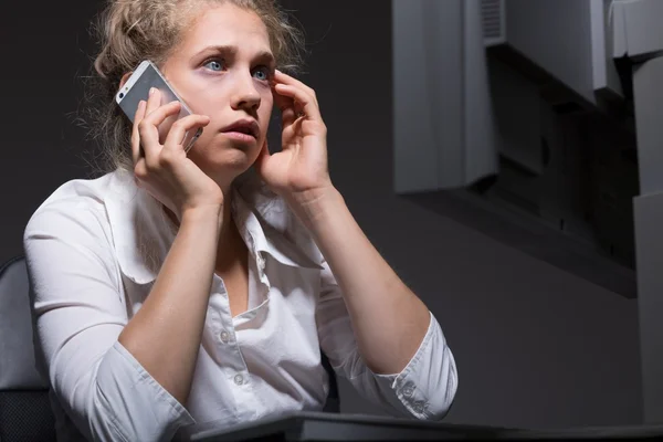 Answering urgent telephone — Stock Photo, Image