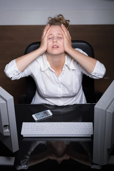 Overwerkte jonge vrouw — Stockfoto