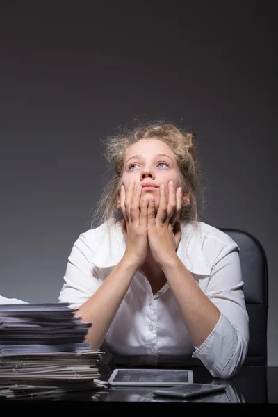 Burnout mulher no trabalho — Fotografia de Stock