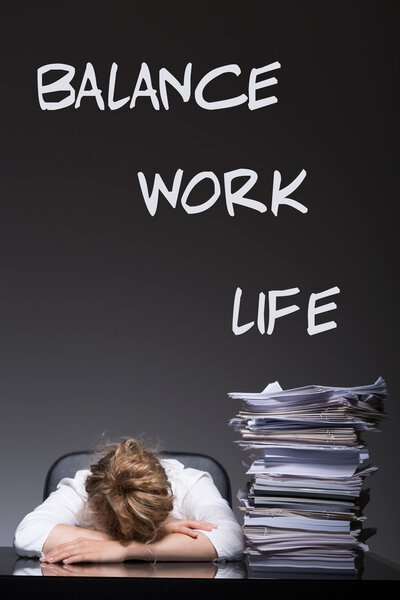 Уставшая молодая женщина
