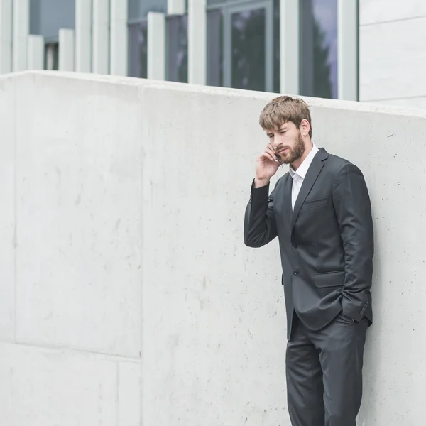 Affärsman som pratar i telefon — Stockfoto