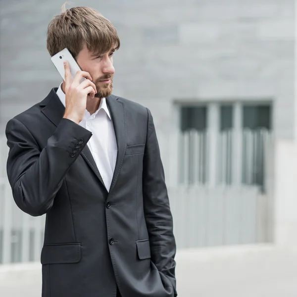 Hombre y teléfono móvil — Foto de Stock