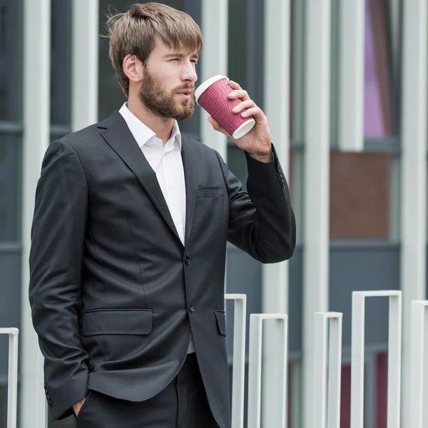 Uomo che beve caffè da asporto — Foto Stock