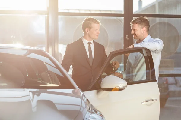 Neuwagen kaufen wollen — Stockfoto