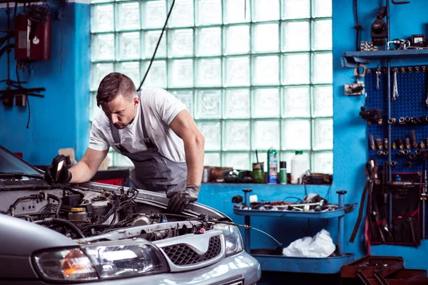 Car mechanic at work — Stock Photo, Image