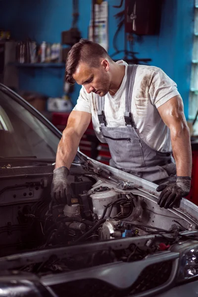 Checking under hood — Stock Photo, Image