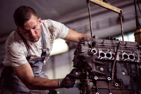 Motor de coche roto —  Fotos de Stock