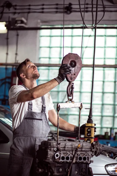 Mecânico e motor suspenso — Fotografia de Stock