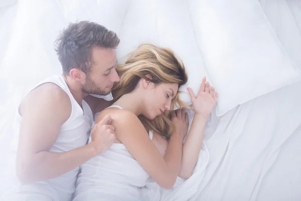 Masculino abraçando seu sonolento mulher — Fotografia de Stock