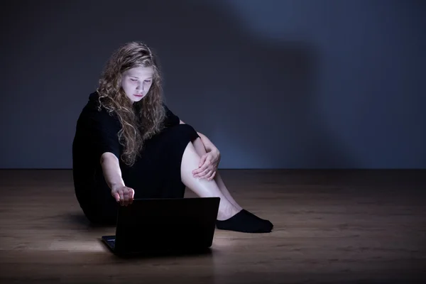 Femeie victimă cyberbullying — Fotografie, imagine de stoc