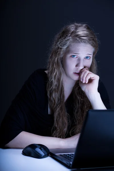 Adolescente prejudicado por cyberstalker — Fotografia de Stock