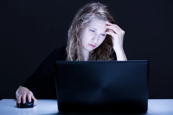 Assédio cibernético vítima feminina — Fotografia de Stock
