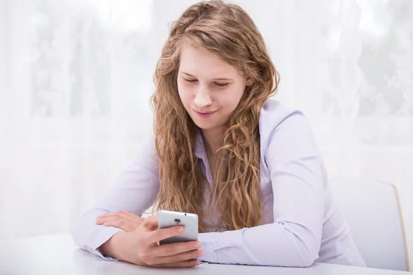 Chica mala enviando mensaje abusivo — Foto de Stock