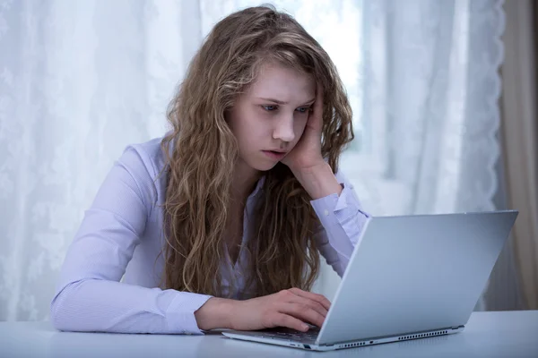 Teenage cyberstalker victim — Stock Photo, Image