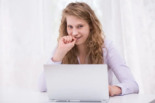 Adolescent vrouwelijke stalking haar klasgenoot — Stockfoto