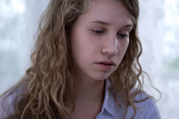 Fáradt tizenéves cyberharassment áldozat — Stock Fotó