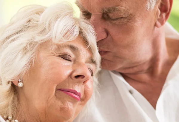 Senior homem beijando sua esposa — Fotografia de Stock