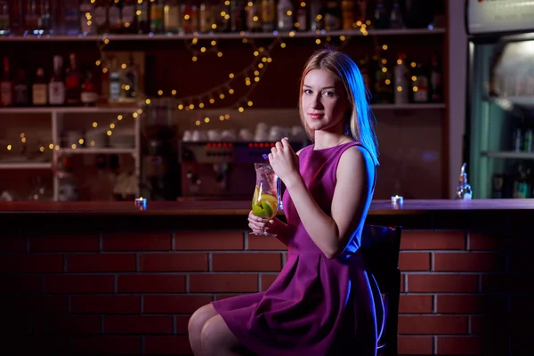 Frau sitzt an der Bar — Stockfoto