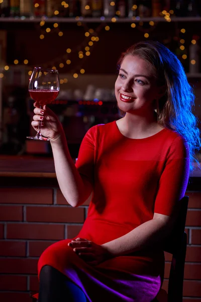 Frau mit Glas Wein — Stockfoto