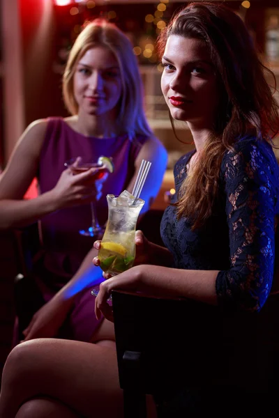 Young girls drinking in nightclub — Stock Photo, Image