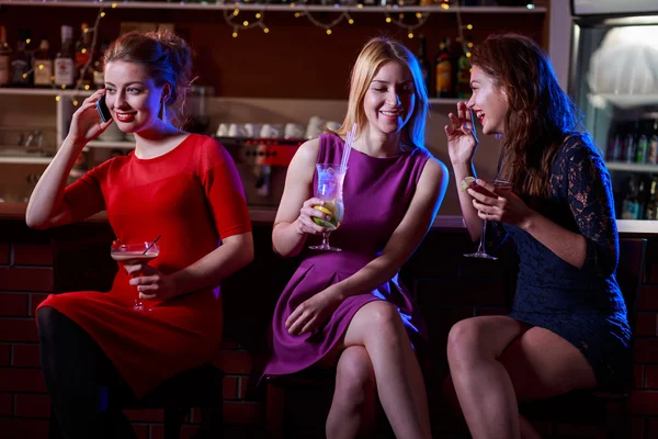Mädchen reden und trinken — Stockfoto