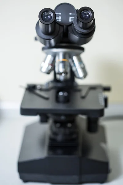 Microscope en laboratoire — Photo