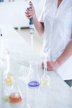 bir laboratuarda çalışmak