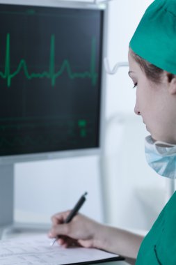 Doktor Elektrokardiyogram sonuçları yazma