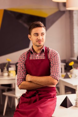 Zevk ile çalışan garson