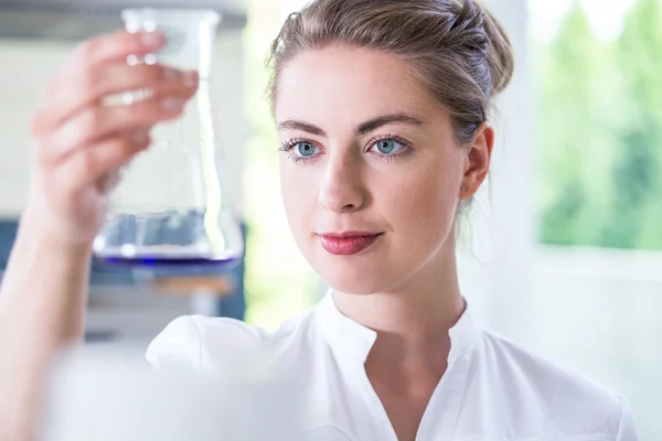 Jonge vrouwelijke wetenschapper — Stockfoto